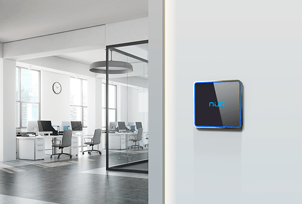 lector NÜO Flux, en una pared blanca para controlar el ingreso a una oficina
